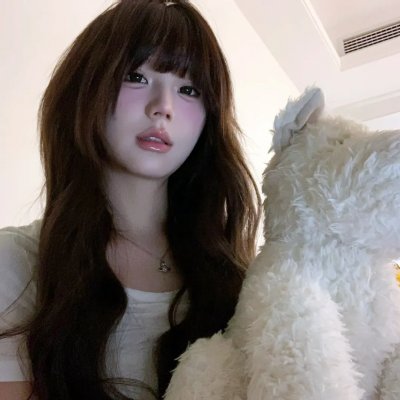 戴流苏耳环的少女